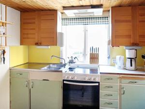 uma cozinha com um lavatório e um fogão em 5 person holiday home in GREBBESTAD em Grebbestad