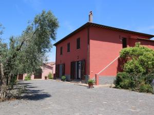 モンタルト・ディ・カストロにあるBelvilla by OYO Biancospinoの赤い建物