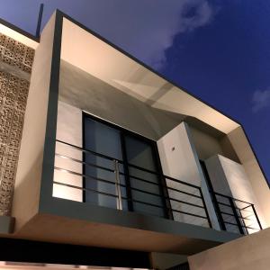 een modern huis met een balkon en blauwe lucht bij Las Palmas Studios in Cancun