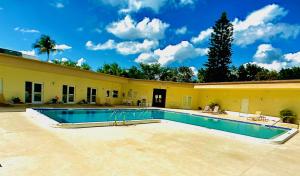 Бассейн в Elegant 1 Bedroom Condo With Swimming Pool Gym Access All Included In Convenient Fort Myers Location Near Golf Courses and Sanibel Island или поблизости