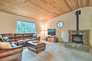 - un salon avec un canapé et une cheminée dans l'établissement Serene Woodland Cabin 4 Mi to Big Tree State Park, à Arnold