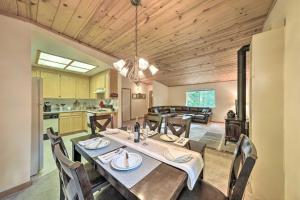 - une cuisine et une salle à manger avec une table et des chaises dans l'établissement Serene Woodland Cabin 4 Mi to Big Tree State Park, à Arnold