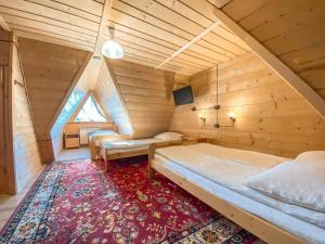 ブコビナ・タトシャンスカにあるKlonのベッド2台とテレビ付きの屋根裏部屋