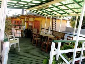 une terrasse avec une table et des chaises dans une maison dans l'établissement Hotel Centro Sur - Colonial, à San Fernando