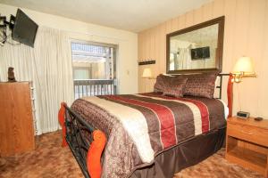 1 dormitorio con 1 cama grande y espejo en Sierra Park Villas #88, en Mammoth Lakes