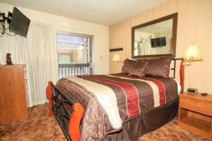 a bedroom with a large bed and a mirror at Sierra Park Villas #88 in Mammoth Lakes