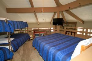 Un dormitorio con dos camas y un televisor de pantalla plana. en Sierra Park Villas #03, en Mammoth Lakes 3 fotos más
