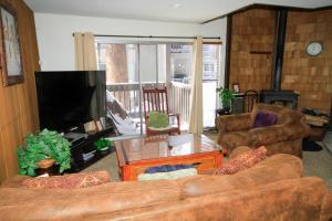 Una sala de estar con dos sofás y un televisor. en Sierra Park Villas #82, en Mammoth Lakes