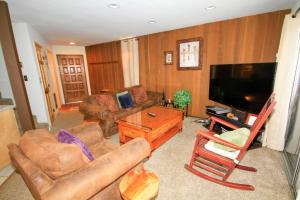 uma sala de estar cheia de mobiliário e uma televisão de ecrã plano em Sierra Park Villas #82 em Mammoth Lakes