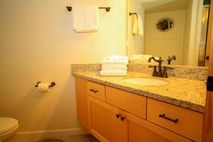 un baño con lavabo y espejo en Sierra Park Villas #82, en Mammoth Lakes