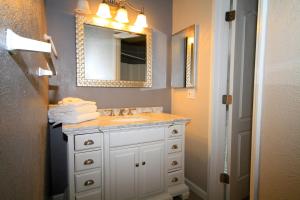 een badkamer met een wastafel en een spiegel bij Sierra Park Villas #65 in Mammoth Lakes