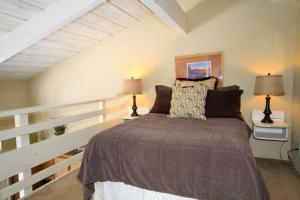 een slaapkamer met een bed en twee lampen op tafels bij Sierra Park Villas #89 in Mammoth Lakes