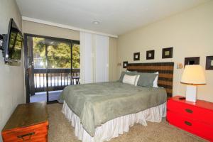 um quarto com uma cama e uma grande janela em Sierra Park Villas #89 em Mammoth Lakes