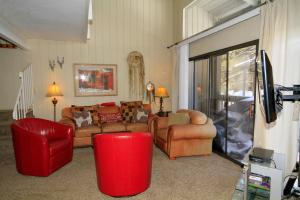 Sierra Park Villas #89 في بحيرات ماموث: غرفة معيشة مع كنب وكراسي وتلفزيون