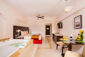 Postel nebo postele na pokoji v ubytování Crown Paradise Club Cancun - All Inclusive