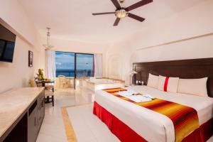Postel nebo postele na pokoji v ubytování Crown Paradise Club Cancun - All Inclusive
