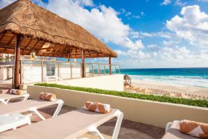 una vista de la playa en el complejo Excelence punta cana en Crown Paradise Club Cancun - All Inclusive en Cancún