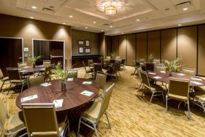 Holiday Inn Paducah Riverfront, an IHG Hotel في بادوكا: قاعة اجتماعات فيها طاولات وكراسي