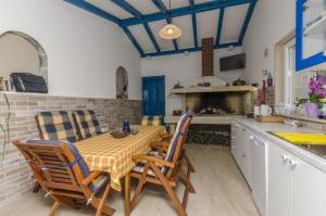 cocina con mesa y sillas en Apartments Lemar - with parking, en Bol