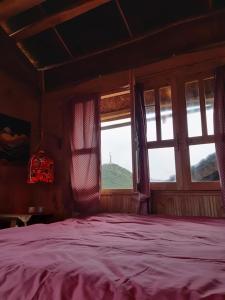 a bedroom with a large bed and a window at Homie homestay in Loung Co