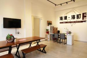 a living room with a table and a dining room at Haichin&Haiting B&B in Donggang