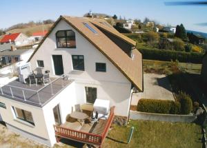 - une vue aérienne sur une maison blanche dotée d'une terrasse couverte dans l'établissement Haus Fernsicht, à Thiessow