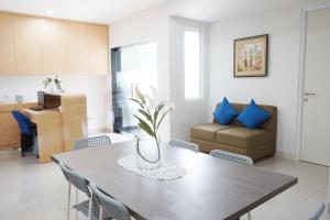 Premium amenities and pool at UROOMS Senayan, Jakarta, UROOMS Senayan