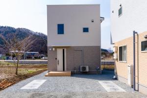 un edificio con una porta sul lato di Bon Moment A棟-紅葉館 a Fujikawaguchiko