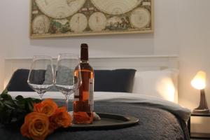 Una botella de vino y dos copas en una mesa. en Polar Apartments Banja Luka LPIJ en Banja Luka