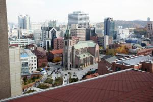 Ein allgemeiner Blick auf Seoul oder ein Stadtblick von des Hostels aus