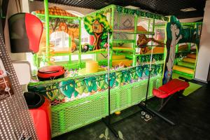 ein Zimmer mit einem Spielzimmer mit Spielstruktur in der Unterkunft Eliza Inn in Selenogradsk
