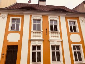 un edificio amarillo y blanco con ventanas blancas en Historisches Ambiente mitten im Zentrum, en Eberswalde-Finow