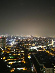 - une vue sur la ville la nuit dans l'établissement The Hub SS2 By Iconique, à Petaling Jaya