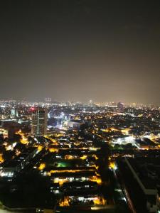 - une vue sur la ville la nuit avec des lumières dans l'établissement The Hub SS2 By Iconique, à Petaling Jaya