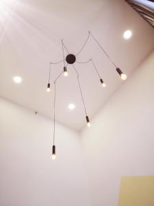 d'un lustre suspendu au plafond. dans l'établissement The Hub SS2 By Iconique, à Petaling Jaya