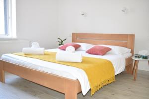 Ένα ή περισσότερα κρεβάτια σε δωμάτιο στο Room & 4 Studios - Modern Comfy Central - FREE Netflix