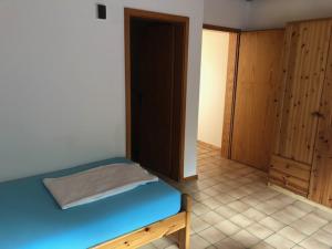 a bedroom with a blue bed and a closet at 1 Zimmer Apartment 22 qm Neustadt-Duttweiler in Neustadt an der Weinstraße