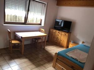 a small room with a table and a bed and a table and chairs at 1 Zimmer Apartment 22 qm Neustadt-Duttweiler in Neustadt an der Weinstraße