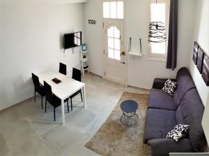 - un salon avec un canapé et une table dans l'établissement Apartament Fora Port, à Fornells