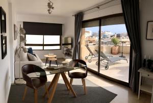 un salon avec une table et des chaises et un balcon dans l'établissement Polo Apartments 7B, à Marbella