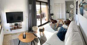 un salon avec un canapé blanc et une table dans l'établissement Polo Apartments 7B, à Marbella
