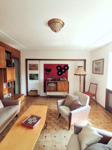 uma sala de estar com um sofá e uma mesa em Dimai House 1970s em Hohenems
