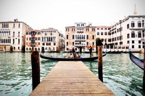 ヴェネツィアにあるLivin' San Marcoの運河の桟橋に停船