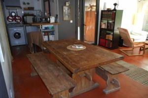 - une table et un banc en bois dans le salon dans l'établissement La Jovine Sur les hauteurs de cassis ( T2 55m²), à Cassis