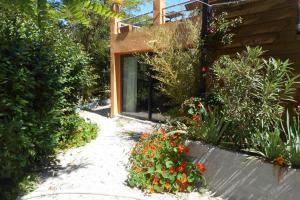 a garden with flowers in front of a building at La Jovine Sur les hauteurs de cassis T2 Classé in Cassis