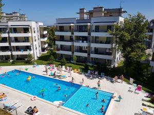 Una vista aérea de una piscina con gente en ella. en Fala Baltyku Apartament, en Ustronie Morskie