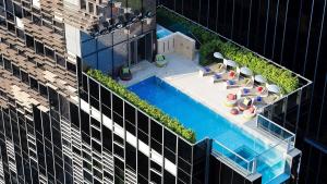 Kolam renang di atau di dekat Hotel Indigo Hong Kong Island by IHG
