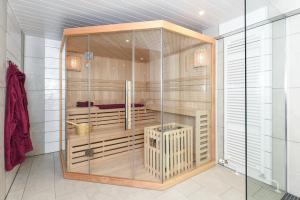 una sauna con cabina in vetro in una camera di Ferienhaus Admiral Wilhelm von Teg a Esens