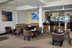 Lounge nebo bar v ubytování Ramada Katunayake