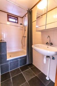 Ванна кімната в Drents Genieten - Riegheide met privé jacuzzi